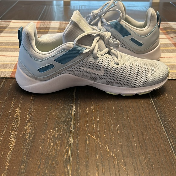 Nike Women’s Training Shoes.  Size 9.  Light Gray and Green. - Picture 3 of 12
